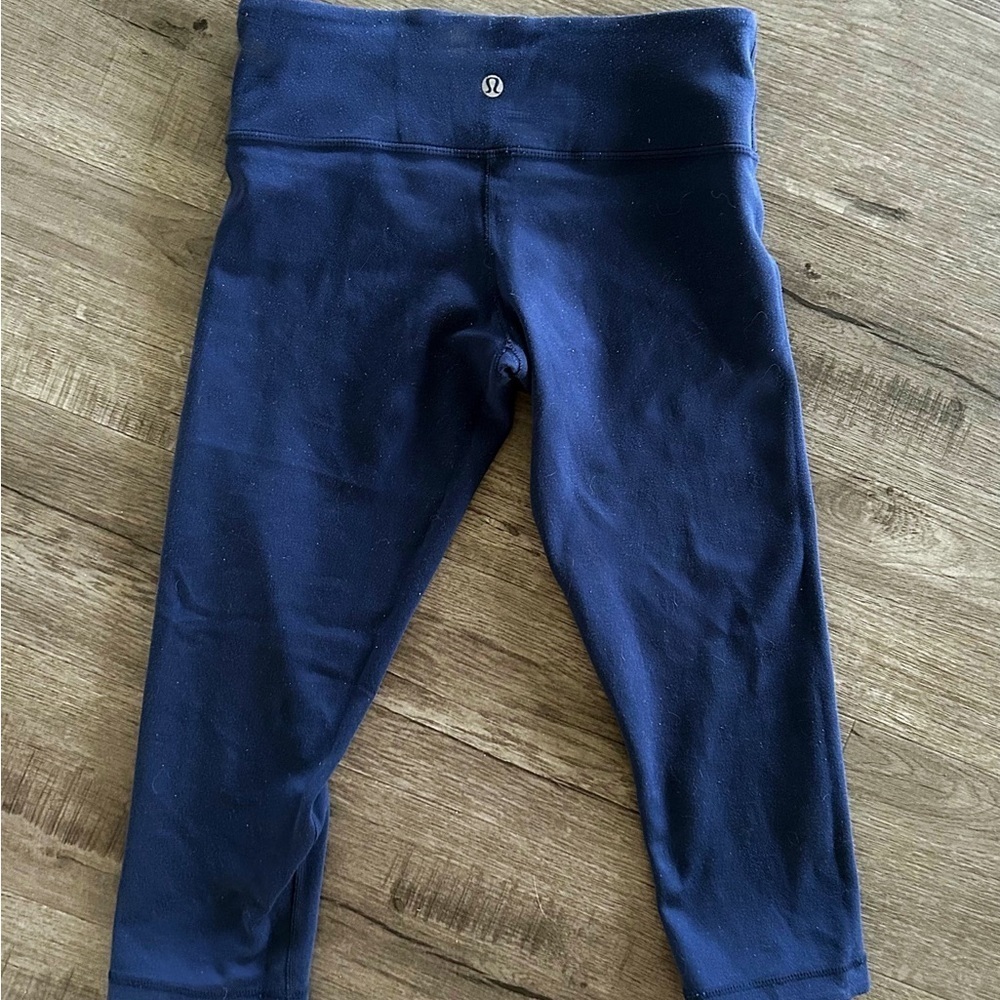 Size 4 Lululemon capris reversible - Picture 2 of 4